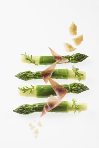 Belles Asperges Vertes roulées au lard de Colonnata, Copeaux de Culatello di Zibello, Parmesan 'Grande Réserve', sabayon à l'huile d'olive – citron. Belles Asperges Vertes roulées au lard de Colonnata, Copeaux de Culatello di Zibello, Parmesan 'Grande Réserve', sabayon à l'huile d'olive – citron.