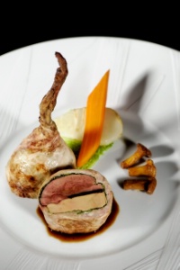 La côtelette de pigeon au chou et aux truffes La côtelette de pigeon au chou et aux truffes