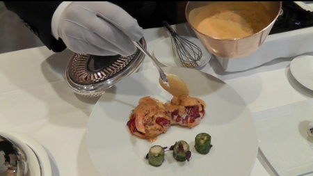 10 - Napper généreusement le homard avec la sauce.