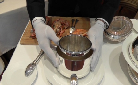 5 - Placer le réceptacle de la presse à homard devant la planche, placer la tête et le corps du homard décortiqué dans la presse.