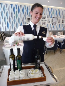 Le rituel de service du bar à huiles, bien rodé, est propice aux échanges. Le rituel de service du bar à huiles, bien rodé, est propice aux échanges.