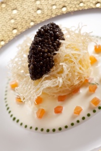 L'Œuf de Poule mollet et friand au caviar osciètre et au saumon fumé. L'Œuf de Poule mollet et friand au caviar osciètre et au saumon fumé.