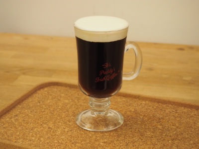 L'Irish Coffee, toujours dans une verrerie transparente et à pied.