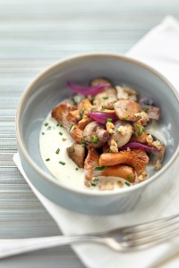 Crème de Brie de Meaux, champignons rôtis, oignons & crumble de pain au beurre noisette