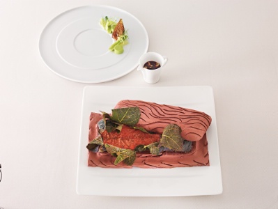 Saumon royal cuit à l'argile, royale de fenouil, figues caramélisées Saumon royal cuit à l'argile, royale de fenouil, figues caramélisées