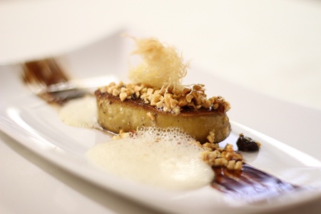 En panant l'escalope de foie gras dans des noisettes et amandes, Pascal Bonamy apporte du volume à son assiette.