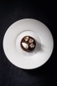 Le chocolat, truffe noire, foin, sablé cacao, crémeux Illanka à la truffe noire, cristallin de chocolat, lait de poule au foin, glace à la truffe