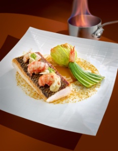 Filet de féra meunière flambé à l'absinthe, fleur de courgette, écrevisses et amandes fraîches Filet de féra meunière flambé à l'absinthe, fleur de courgette, écrevisses et amandes fraîches