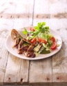 Veau croustillant au ras el hanout, poivron grillé et sauce blanche façon kebab