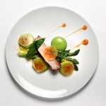 Côte de veau grillée, asperges vertes de Sylvain à la vieille mimolette, mousse de pommes de terre à l'ail des ours et condiment pamplemousse-timut