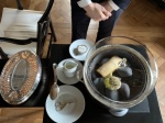 Technique de salle : le service du Maquereau de Bretagne au vin blanc, tomates en anchoïade