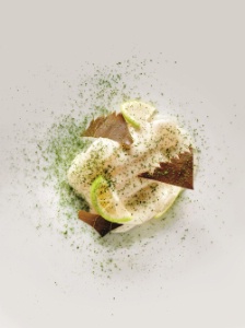 Saint-jacques, feuille de cerisier, lait de bufflonne, limequat, matcha. Saint-jacques, feuille de cerisier, lait de bufflonne, limequat, matcha.