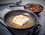 À L'ARDOISE : Pavé de lieu noir MSC à l'unilatéral, bouillon dashi et encre de seiche, nouilles soba au sésame noir (avec coût de production)