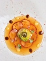 Carpaccio de homard, pinces en feuilles de chou, bouillon brûlant des têtes