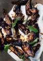 Aubergines grillées à l'ail noir, pignons de pin et basilic