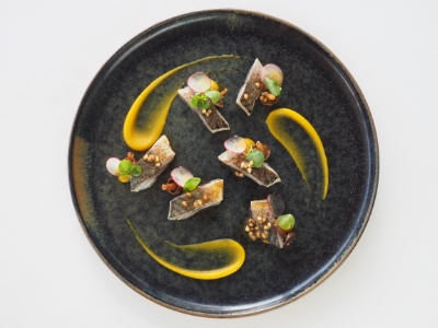 Le maquereau mariné à l'unilatérale, butternut, cresson de jardin de la ferme de Kermen et vinaigrette sarrasin Le maquereau mariné à l'unilatérale, butternut, cresson de jardin de la ferme de Kermen et vinaigrette sarrasin
