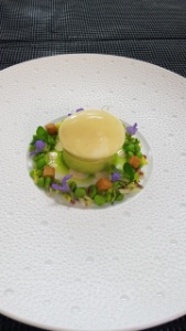L'oeuf bio de Kervignac, petits pois à la française et sauge. L'oeuf bio de Kervignac, petits pois à la française et sauge.