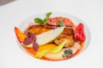 Foie gras de canard poché dans une sangria aux légumes et fruits blancs, pamplemousse à la flamme et rhubarbe