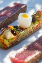 Thon rouge frotté aux épices du voyage servi d'une niçoise acidulée et oeuf de caille mollet