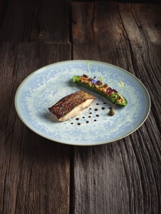 Le bar moucheté sur sa peau croustillée, courgette glacée au balsamique, par le chef étoilé Christopher Coutanceau. Le bar moucheté sur sa peau croustillée, courgette glacée au balsamique, par le chef étoilé Christopher Coutanceau.