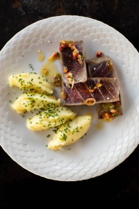 Thon mi-cuit au feu de bois, écrasé de pomme de terre à la ciboulette, vierge de légumes Thon mi-cuit au feu de bois, écrasé de pomme de terre à la ciboulette, vierge de légumes