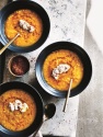 Soupe de carottes, graines de fenouil et lentilles corail, labneh et huile de sésame