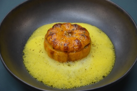 Saint-Jacques rôtie, espuma de courge truffée, vierge de pomme dans une courge Jack be Little. Saint-Jacques rôtie, espuma de courge truffée, vierge de pomme dans une courge Jack be Little.