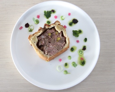 Pâté croûte aux pigeonneaux entiers et pistaches. Pâté croûte aux pigeonneaux entiers et pistaches.