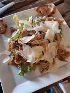 Salade César au poulet rôti.