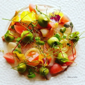 Carpaccio de Bar, crémeux d'avocat, pickles de radis et baies de Ma Kahen. Carpaccio de Bar, crémeux d'avocat, pickles de radis et baies de Ma Kahen.