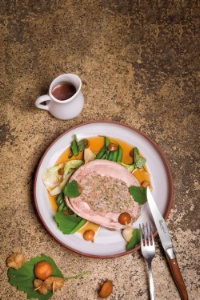 Poitrine de veau d'Aveyron et du Ségala farcie, mousseron de la Saint-Georges et jus corsé à l'aspérule odorante. Poitrine de veau d'Aveyron et du Ségala farcie, mousseron de la Saint-Georges et jus corsé à l'aspérule odorante.