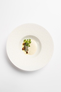 Raviole de pomme de terre, champignons et cardamome. Raviole de pomme de terre, champignons et cardamome.