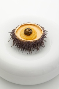 Brioche cuite vapeur, caviar Kristal de la maison Kaviari, velours d'oursin de Galice. Brioche cuite vapeur, caviar Kristal de la maison Kaviari, velours d'oursin de Galice.