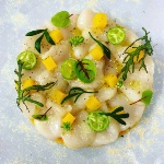 Carpaccio de Saint-Jacques de Fécamp, taboulé de butternut, mini-concombre et citron caviar