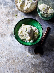 Yaourt glacé au citron vert et au poivre noir.