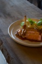Côte de veau grillée au feu de bois, céleri cuit en papillote, sauce fromage blanc au tandoori