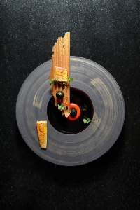 Rouget cuit à l'huile d'olive safranée, tuile gaufrette, acra de rouget et crème de poivron. Rouget cuit à l'huile d'olive safranée, tuile gaufrette, acra de rouget et crème de poivron.
