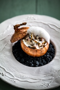 L'oignon paille, cuisiné au lard paysan, jambon de Paris et brisures de truffe noire, émulsion au jus de truffe et vieux parmesan. L'oignon paille, cuisiné au lard paysan, jambon de Paris et brisures de truffe noire, émulsion au jus de truffe et vieux parmesan.