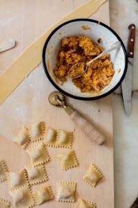 Raviolis de potiron, au beurre brun, à la sauge et aux châtaignes.