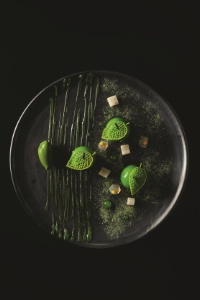 La pomme : de petites pommes de foie gras et anguille fumée laquée d'un jus, gelée de cidre de Savoie, un sorbet au persil. La pomme : de petites pommes de foie gras et anguille fumée laquée d'un jus, gelée de cidre de Savoie, un sorbet au persil.