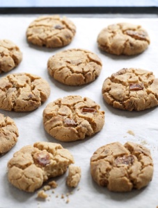 Cookies épeautre, beurre de cacahuètes et dattes.