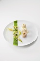 L'omble chevalier : confit doucement dans une nage parfumée au vinaigre de sapin, hollandaise aux bourgeons, celtuce grillée, salade en mimosa d'oeuf