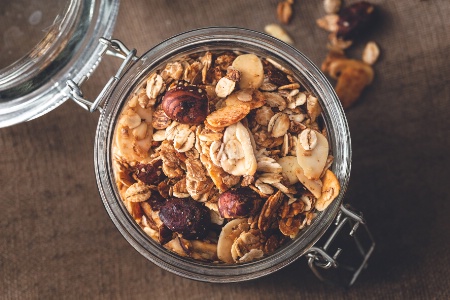 Les granolas sont un mélange enrichi d'un liant liquide qui permet d'obtenir une pâte éparpillée sur une plaque puis enfournée pour créer des petites météorites très croustillantes et toastées. Les granolas sont un mélange enrichi d'un liant liquide qui permet d'obtenir une pâte éparpillée sur une plaque puis enfournée pour créer des petites météorites très croustillantes et toastées.