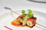 Brochette de foie gras et poulpe, poêlée de raisin, mélisse