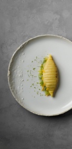 Le gnocchi, coeur coulant aux coquillages, fenouil, graines d'anis et coriandre vietnamienne. Le gnocchi, coeur coulant aux coquillages, fenouil, graines d'anis et coriandre vietnamienne.