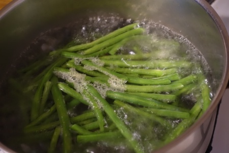 L'utilisation d'un couvercle permet d'économiser de l'énergie et ne fait pas brunir les légumes verts. L'utilisation d'un couvercle permet d'économiser de l'énergie et ne fait pas brunir les légumes verts.
