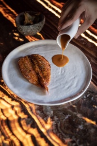 Rouget cuit au foin, Artichauts à la barigoule, haddock fumé et ail noir. Rouget cuit au foin, Artichauts à la barigoule, haddock fumé et ail noir.