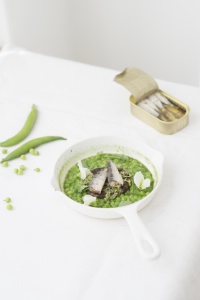 Petits pois, févettes, sardine à l'huile. Petits pois, févettes, sardine à l'huile.