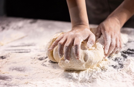 Le gluten est cette matière que l'on obtient quand on effectue la 'lixiviation' de pâtes à pain.