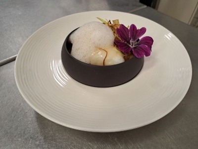 Lotte cuisson sous-vide, émulsion coco citron, haricots coco de Paimpol, condiment chorizo et poireaux frits.
